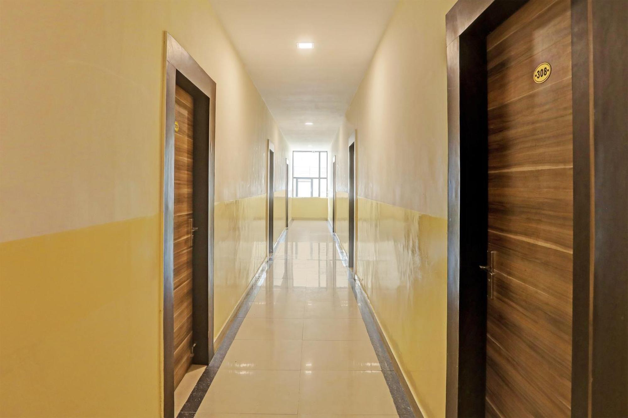 Capital O Saharsh Grand Near Shilparamam Hyderabad Ngoại thất bức ảnh